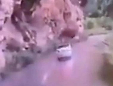 Τεράστιος βράχος πέφτει πάνω σε αυτοκίνητο και οι επιβάτες καταφέρνουν να ζήσουν! (Βίντεο)
